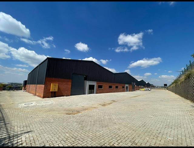 1,214M² WAREHOUSE TO LET IN COSMO BUSINESS PARK